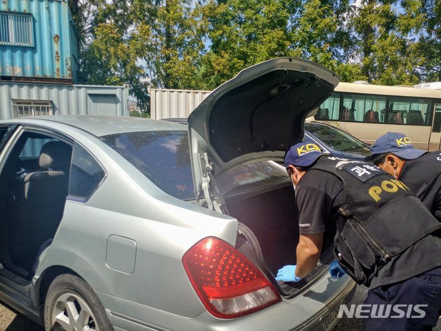  【천안=뉴시스】이종익 기자 = 지난 7일 충남 천안에서 2억 원을 현금 수송 차량에서 훔쳐 달아난 수송업체 직원 A(32)씨가 범행에 이용한 것으로 추정되는 승용차가 10일 오전 경기도 평택의 한 골목에서 발견됐다. 경찰이 이날 오후 A씨의 승용차를 천안서북경찰서로 옮겨와 감식하고 있다. 2018.08.10.&nbsp; 007news@newsis.com 