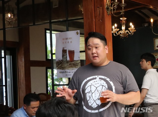 【서울=뉴시스】10일 서울 종로구 한 수제맥주 판매업소에서 열린 수제맥주 출시행사에서 맥주 주세에 대해 설명하는 김재현 플레이그라운드 브루어리 이사. 2018.8.10(사진=플레이그라운드 브루어리 제공) photo@newsis.com