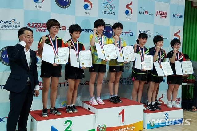 【창원=뉴시스】 홍정명 기자 = 지난 6~10일 전남 해남군 우슬체육관에서 열린 '제51기 문화체육관광부 장관기 전국남녀탁구대회'에서 개인복식 우승을 한 거제 장평초등학교 장윤원·박예은 학생이 시상대에 올라 기념촬영을 하고 있다.2018.08.10.(사진=장평초등학교 제공) photo@newsis.com