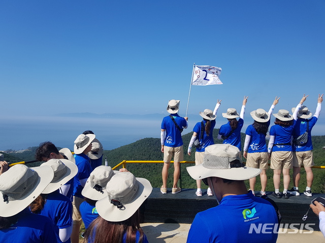 【백령도=뉴시스】김가윤 기자 = '대한민국 해양영토 대장정'에 참가한 대학생들은 둘째 날 인천 백령도에 주둔하고 있는 해병 6여단을 방문했다. 학생들이 북한 장산곶이 보이는 언덕에서 기념사진을 찍고 있다. 2018.08.09.&nbsp; yoon@newsis.com