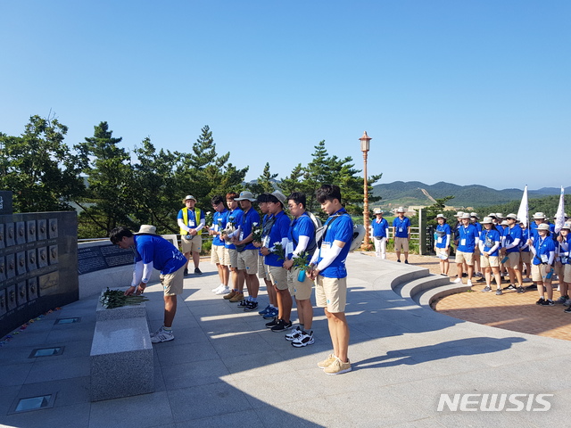 【백령도=뉴시스】김가윤 기자 = '대한민국 해양영토 대장정'에 오른 대학생들이 인천 백령도 천안함 46용사 위령탑을 찾아 하얀 국화꽃 8송이를 헌화하고 있다. 2018.08.09.&nbsp; yoon@newsis.com