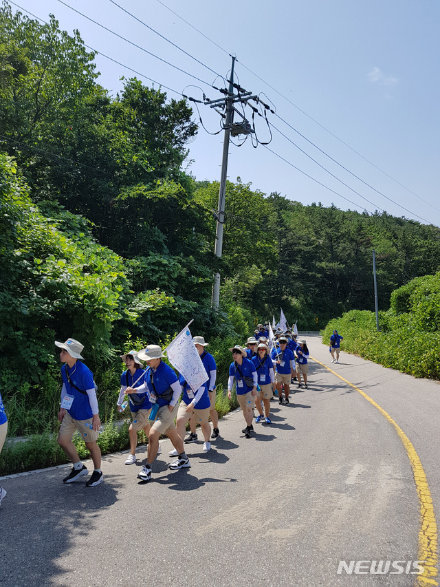 【백령도=뉴시스】김가윤 기자 = '대한민국 해양영토 대장정' 둘째 날, 인천 백령도에 위치한 국토 끝섬 전망대를 향해 걸어가는 60여명의 대학생들. 2018.08.09.&nbsp; yoon@newsis.com