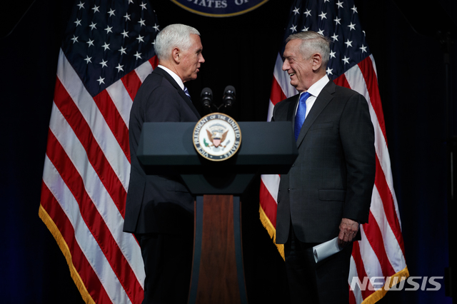 【워싱턴=AP/뉴시스】짐 매티스 미 국방장관(오른쪽)이 9일(현지시간) 워싱턴 국방부에서 우주군 창설 계획을 발표한 마이크 펜스 부통령과 악수하고 있다. 펜스 부통령은 이날 중국과 러시아의 위협에 맞서 우주에서 미국의 우위를 계속 확보하기 위해 우주군을 창설할 때가 됐다고 말했다. 2018.8.10