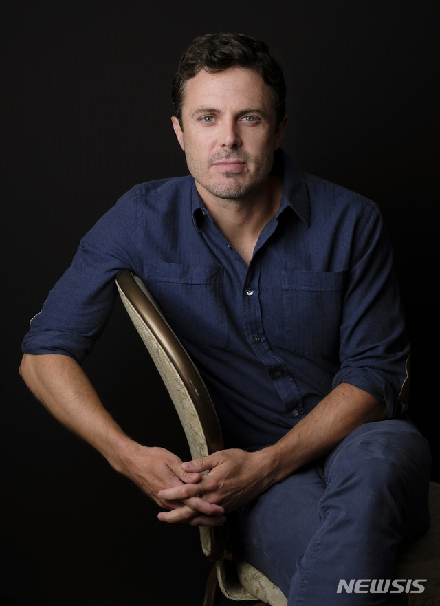 【로스앤젤레스 = AP/뉴시스】 '미투'운동의 성추행 비난과 피해자들의 고소로 1년 이상 대중앞에 모습을 드러내지 않고 지내던 케이시 애플렉이 새 영화의 토론토 영화제 참가와 개봉을 앞두고 지난 3일(현지시간) 카메라 앞에서 포즈를 취했다.&nbsp;&nbsp;&nbsp; 