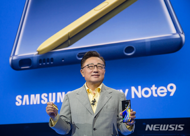 【서울=뉴시스】 9일(현지시각) 미국 뉴욕 바클레이스 센터에서 진행된 '삼성 갤럭시 언팩 2018' 행사에서 삼성전자 IM부문장 고동진 사장이 '갤럭시 노트9'을 소개하고 있다. 2018.08.10. (사진=삼성전자 제공) photo@newsis.com