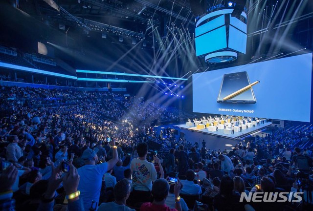 【서울=뉴시스】 9일(현지시각) 미국 뉴욕 바클레이스 센터에서 진행된 '삼성 갤럭시 언팩 2018' 행사에서 삼성전자 관계자가 갤럭시 노트9을 소개하고 있다. 2018.08.10. (사진=삼성전자 제공) photo@newsis.com