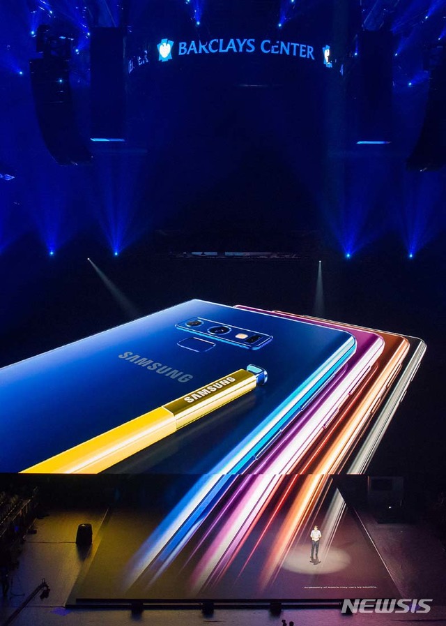 【서울=뉴시스】 9일(현지시각) 미국 뉴욕 바클레이스 센터에서 진행된 '삼성 갤럭시 언팩 2018' 행사에서 삼성전자 관계자가 갤럭시 노트9을 소개하고 있다. 2018.08.10. (사진=삼성전자 제공)&nbsp; photo@newsis.com
