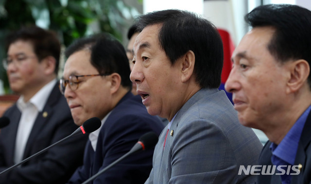 【서울=뉴시스】홍효식 기자 = 자유한국당 김성태(오른쪽 두번째) 원내대표가 10일 오전 서울 여의도 국회에서 열린 원내대책회의에 참석해 모두발언을 하고 있다. 2018.08.10. yesphoto@newsis.com