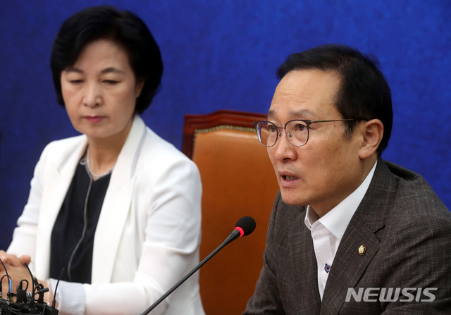 【서울=뉴시스】박영태 기자 = 10일 오전 서울 영등포구 여의도 국회에서 진행된 더불어민주당 최고위원회의에서 홍영표 원내대표가 발언을 하고 있다. 2018.08.10.since1999@newsis.com