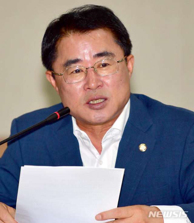 【광주=뉴시스】류형근 기자 = 국회 문화체육관광위원회 소속 최경환 대안정치 연대 의원. 2018.08.10. hgryu77@newsis.com