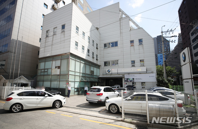 【서울=뉴시스】김진아 기자 = BMW 화재 사고가 계속되고 있는 10일 오전 서울 시내 한 BMW 서비스센터가 점검을 받으려는 차량들로 붐비고 있다. 2018.08.10.&nbsp; bluesoda@newsis.com