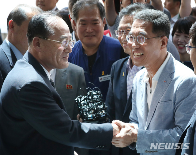 【서울=뉴시스】김진아 기자 = 남북노동자통일축구대회 참가하는 주영길 조선직업총동맹 중앙위원회 위원장이 10일 서울 광진구 워커힐호텔에서 마중나온 김주영 한국노총 위원장과 인사를 나누고 있다. 2018.08.10. bluesoda@newsis.com