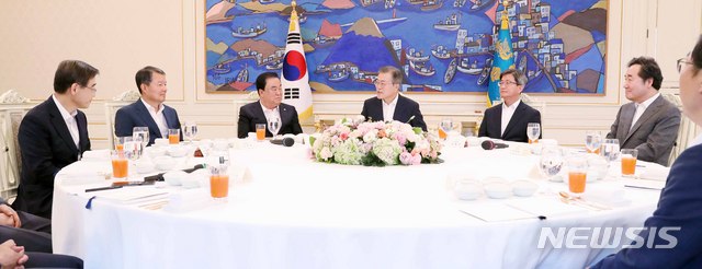 【서울=뉴시스】전신 기자 = 문재인 대통령이 10일 청와대 본관 인왕실에서 헌법기관장들과 오찬을 하고 있다. 왼쪽부터 권순일 중앙선거관리위원장, 이진성 헌법재판소장, 문희상 국회의장, 문 대통령, 김명수 대법원장, 이낙연 국무총리. 2018.08.10. photo1006@newsis.com