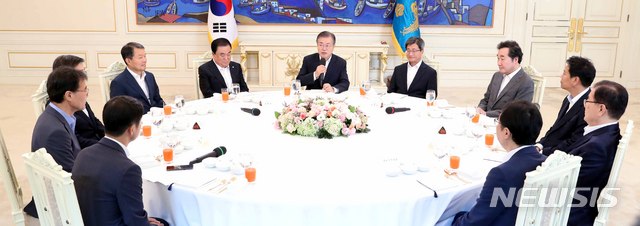 【서울=뉴시스】전신 기자 = 문재인 대통령이 10일 청와대 본관 인왕실에서 헌법기관장들과 오찬을 하고 있다. 앞줄 왼쪽부터 시계방향으로 한병도 정무수석, 장하성 정책실장, 권순일 중앙선거관리위원장, 이진성 헌법재판소장, 문희상 국회의장, 문 대통령, 김명수 대법원장, 이낙연 국무총리 임종석 비서실장, 정의용 국가안보실장, 윤영찬 국민소통수석. 2018.08.10. photo1006@newsis.com