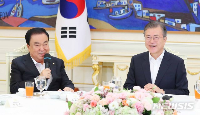 【서울=뉴시스】전신 기자 = 문재인 대통령이 10일 청와대 본관 인왕실에서 헌법기관장들과 오찬을 하고 있다. 2018.08.10.&nbsp; photo1006@newsis.com