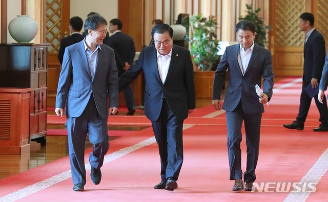 【서울=뉴시스】전신 기자 = 문희상(가운데) 국회의장이 10일 청와대 본관에서 장하성 정책실장, 한병도 정무수석과 함께 차담장으로 향하고 있다. 2018.08.10. photo1006@newsis.com