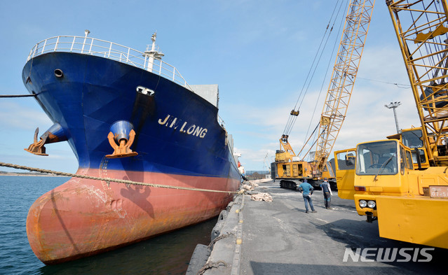 【포항=뉴시스】우종록 기자 = 지난 7일 오후 경북 포항시 남구 포항신항 제7부두에 북한산 석탄을 실어 날랐다는 의혹을 받고 있는 진룽(Jin Long)호가 정박한 가운데 인부들이 석탄 하역작업을 하고 있다. 2018.08.12 wjr@newsis.com