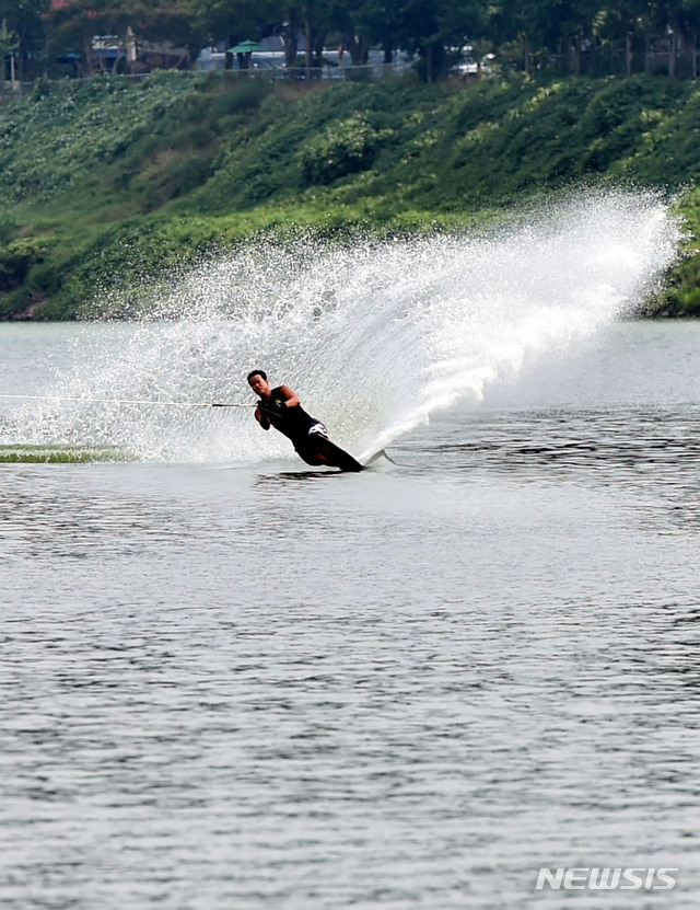 【대구=뉴시스】우종록 기자 = 폭염의 날씨가 계속되고 있는 10일 오후 대구 달성군 구지면 낙동강 레포츠밸리 수상레저센터에서 수상스키 마니아가 시원하게 물살을 가르며 더위를 식히고 있다. 2018.08.10. wjr@newsis.com