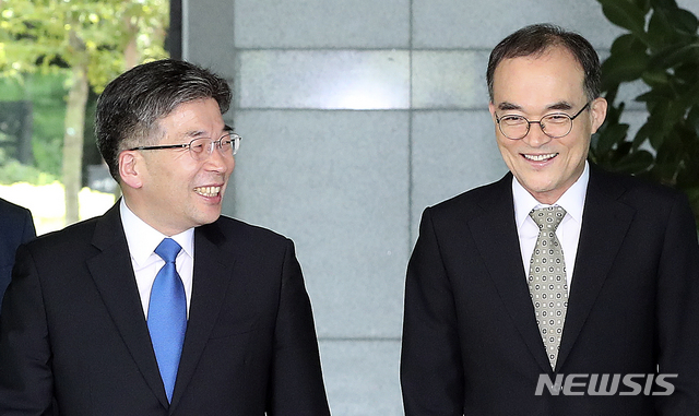 【서울=뉴시스】최진석 기자 = 문무일(오른쪽) 검찰총장이 10일 오후 서울 서초구 대검찰청을 찾은 민갑룡 경찰청장을 배웅하며 미소짓고 있다. 2018.08.10.&nbsp; myjs@newsis.com