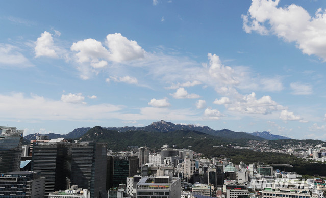【서울=뉴시스】임태훈 기자= 입추 이후에도 불볕더위가 계속된 10일 오후 서울 중구 충무로에서 바라본 북한산과 도심 위 파란 하늘에 구름이 둥둥 떠다니고 있다. 2018.08.10.taehoonlim@newsis.com