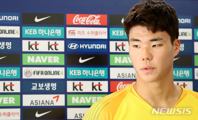 【파주=뉴시스】박주성 기자 = 자카르타-팔렘방 아시안게임에 출전하는 남자 축구대표팀 송범근이 10일 오후 경기도 파주국가대표팀트레이닝센터(파주NFC)에서 훈련 전 인터뷰를 하고 있다. 2018.08.10.&nbsp; park7691@newsis.com