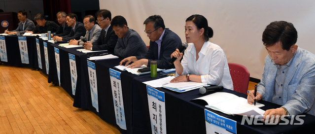 【광주=뉴시스】신대희 기자 = 10일 오후 광주 서구 김대중컨벤션센터에서 영산강유역환경청 주최로 '통합물관리 비전포럼 영산강·섬진강 유역 토론회'가 열리고 있다. 2018.08.10.&nbsp; sdhdream@newsis.com