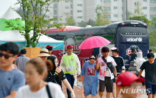 【광주=뉴시스】류형근 기자 = 폭염이 한달여 동안 지속되고 있는 가운데 10일 오후 광주 북구 운암동 광주-기아챔피언스필드에 소나기가 내리면서 무더위를 잠시 식혀주고 있다. 2018.08.10. hgryu77@newsis.com