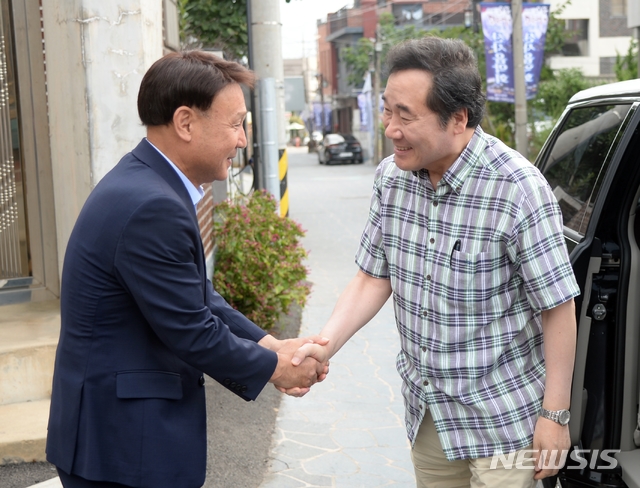 【군산=뉴시스】고석중 기자 = 이낙연 국무총리가(오른쪽)가 11일, 국내 유일의 일본식 사찰인 전북 군산의 동국사(東國寺)를 방문해 마중나온 강임준 군산시장과 반갑게 악수를 하고 있다. 2018.08.11. k9900@newsis.com