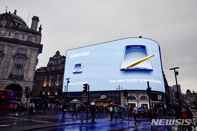 【뉴욕(미국)=뉴시스】김종민 기자 = 삼성전자가 8월 9일(현지시간) 역대 최강의 갤럭시 스마트폰 '갤럭시 노트9' 공개 직후 미국, 영국, 러시아 등 주요 도시에서 대형 옥외광고를 진행하며, 글로벌 소비자들의 기대감을높이고 있다. 런던 피키딜리 서커스 옥외광고 모습. 사진=삼성전자 제공jmkim@newsis.com