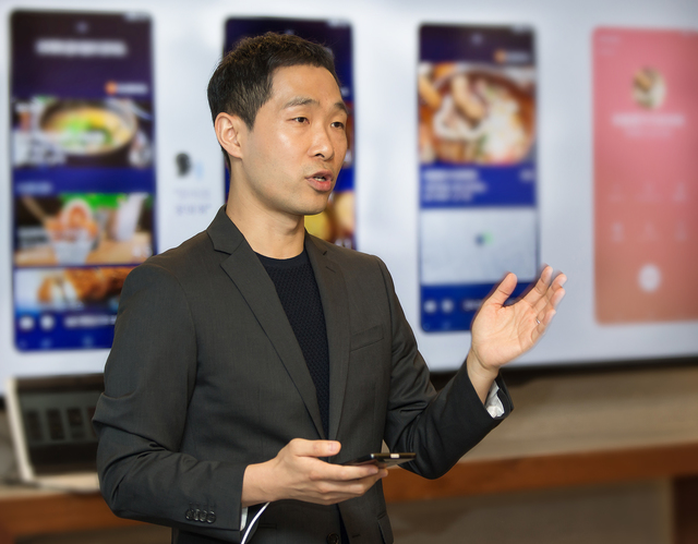 【뉴욕(뉴시스)=뉴시스】김종민 기자 = 이지수 삼성전자 무선사업부 AI전략그룹 상무가 9일(현지시간) 뉴욕의 한 호텔에서 인공지능 '빅스비(Bixby)'의 업그레이드 된 기능에 대해 설명하고 있다. 사진=삼성전자 제공jmkim@newsis.com