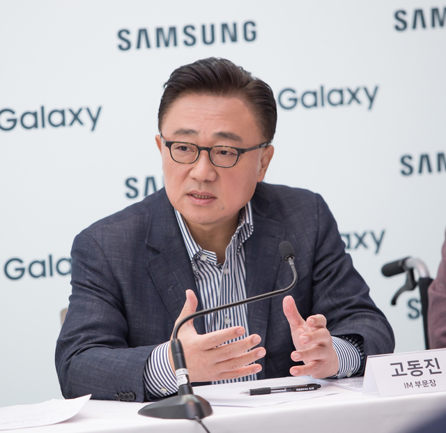 【뉴욕(미국)=뉴시스】김종민 기자 = 고동진 삼성전자 IM부문장이 10일(현지시간) 미국 뉴욕시 콘래드호텔에서 열린 기자간담회에서 모바일 사업의 비전과 전략에 대해 설명하고 있다. 사진=삼성전자 제공 jmkim@newsis.com
