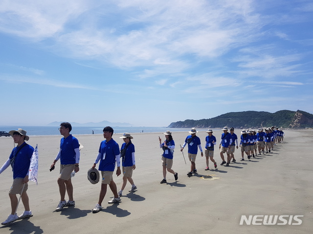 【백령도=뉴시스】김가윤 기자 = '대한민국 해양영토 대장정' 셋째 날 인천 백령도 사곶천연비행장을 걷는 60여명의 대학생들. 2018.08.10.&nbsp; yoon@newsis.com