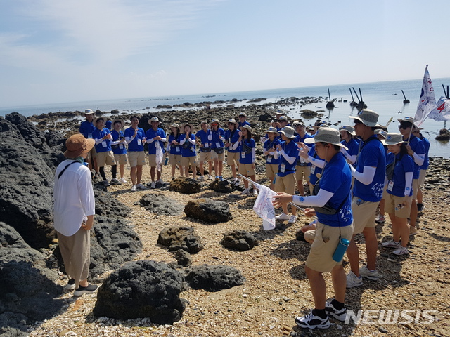 【백령도=뉴시스】김가윤 기자 = '대한민국 해양영토 대장정'에 참가한 60여명의 대학생들이 10일 점박이물범서식지를 방문해 지질문화해설사의 설명을 듣고 있다. 2018.08.10.&nbsp; yoon@newsis.com