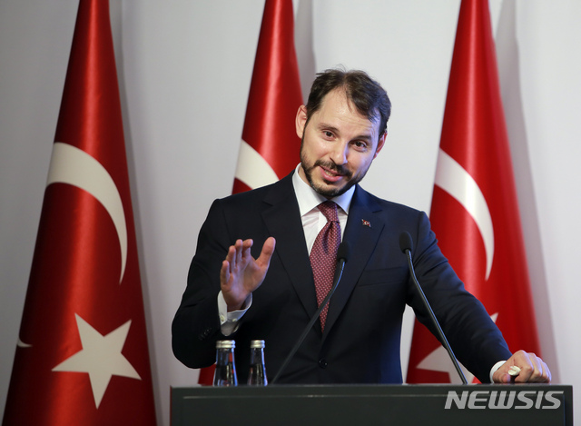 【이스탄불(터키)=AP/뉴시스】레제프 타이이프 에르도안 터키 대통령의 사위인 베라트 알바이라크 터키 재무장관이 지난 10일 이스탄불에서 터키의 새 경제 모델에 대해 밝히고 있다. 터키에서는 에르도안 대통령의 경제정책과 미국과의 무역 마찰에 대한 우려로 리라화가 폭락하면서 리라화 가치는 연초 대비 66%나 떨어졌다. 터키 중앙은행은 13일 리라화 폭락에 따른 금융 혼란을 진정시키기 위해 은행들의 지급준비율을 낮추고 유동성 공급을 확대하겠다고 발표했다. 2018.8.13 