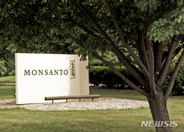 【세인트루이스(미 미주리주)=AP/뉴시스】미 미주리주 세인트루이스에 있는 몬산토사 본사의 간판. 미 캘리포니아주 대법원이 17일(현지시간) 몬산토사의 제초제 라운드업을 30년 동안 사용했다가 암에 걸린 부부에게 8620만 달러(약 1016억원)를 배상하라는 판결에 대한 몬산토의 상고를 기각, 배상을 확정했다. 2021.11.18