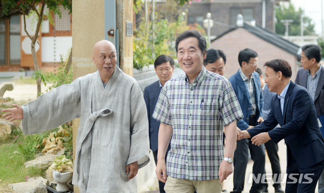 【군산=뉴시스】 김얼 기자 = 11일 이낙연 국무총리가 하계휴가를 맞아 지역 관광지 방문을 실시한 가운데 전북 군산시 동국사를 방문해 종걸스님의 안내를 받으며 일대를 둘러보고 있다. 2018.08.11pmkeul@newsis.com
