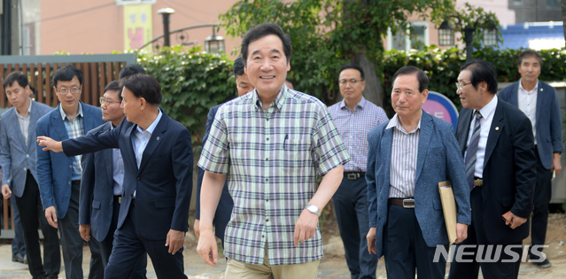 【군산=뉴시스】 김얼 기자 = 11일 이낙연 국무총리가 하계휴가를 맞아 지역 관광지 방문을 실시한 가운데 전북 군산시 동국사를 방문해 일대를 둘러보고 있다. 2018.08.11pmkeul@newsis.com