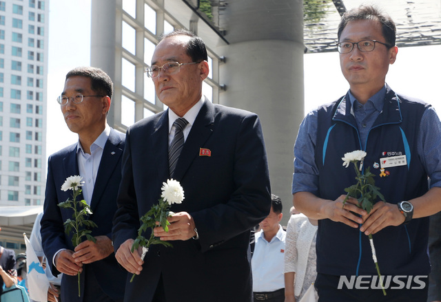 【서울=뉴시스】남북노동자단체 대표 남측 김명환(오른쪽부터) 민주노총 위원장, 북측 주영길 조선직업총동맹 중앙위원회 위원장, 남측 김주영 한국노총 위원장이 11일 서울 용산구 용산역 광장에 설립된 강제징용노동자상에 헌화하고 있다. 2018.08.10. (사진=뉴시스 DB)