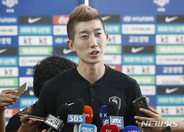 【인천공항=뉴시스】최동준 기자 = 아시안게임 남자 축구 대표팀 조현우가 11일 인천국제공항을 통해 자카르타로 출국 전 취재진 질문에 답변하고 있다. 2018.08.11. photocdj@newsis.com