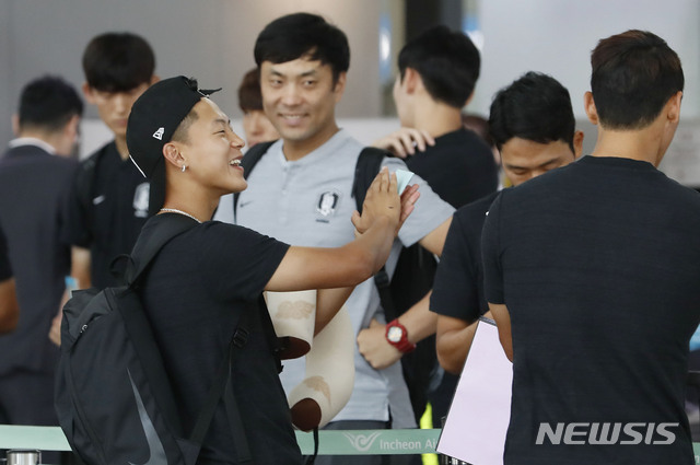 【인천공항=뉴시스】최동준 기자 = 아시안게임 남자 축구 대표팀 이승우를 비롯한 선수들이 11일 인천국제공항을 통해 자카르타로 출국하기 위해 수속을 기다리고 있다. 2018.08.11. photocdj@newsis.com