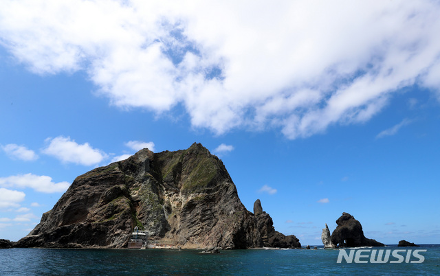 【독도=뉴시스】이영환 기자 = 11일 오후 경북 울릉군 울릉읍 독도 서도가 파란 하늘과 조화를 이루고 있다. 2018.08.11.&nbsp; 20hwan@newsis.com