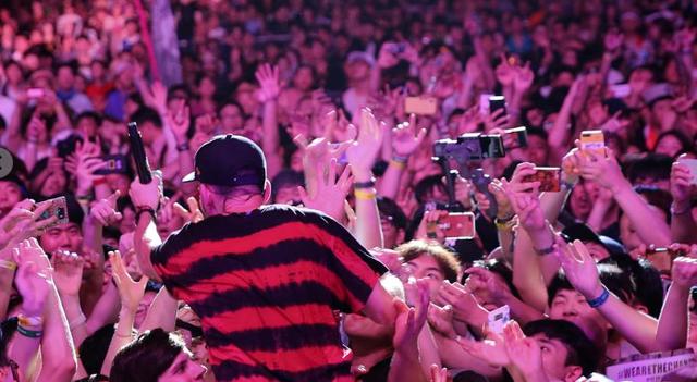 11일 밤 '인천 펜타포트 록 페스티벌'에서 객석으로 뛰어드는 마이크 시노다