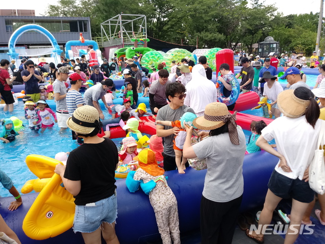 【서울=뉴시스】손대선 기자 = 11일 서울 은평구 혁신파크내에 마련된 에어풀장에서 아이들이 부모와 함께 즐거운 물놀이를 하고 있다.&nbsp; sds1105@newsis.com