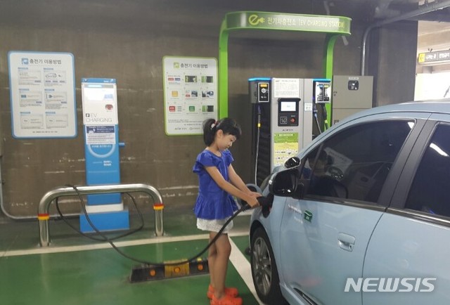 【창원=뉴시스】 홍정명 기자 = 12일 경남도는 도내 친환경 전기·수소차 보급 대수를 연말까지 1200대 이상으로 확대한다고 밝혔다. 사진은 경남지역 한 전기차충전소 충전 모습.2018.08.12.(사진=경남도 제공) photo@newsis.com