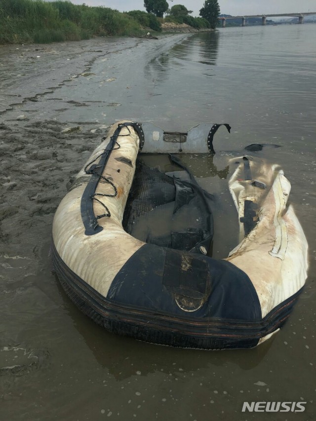 【김포=뉴시스】정일형 기자 = 최초 좌초된 보트.(사진=김포소방서 제공)