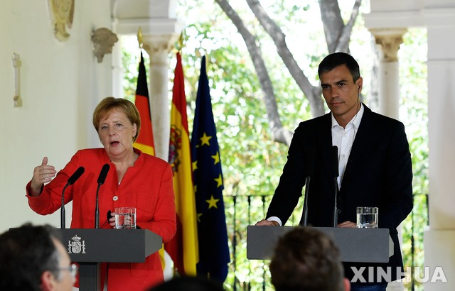 【카디스(스페인) = 신화/뉴시스】 올 8월 11일 방문한 앙겔라 메르켈 총리와 공동 기자회견을 하는 페드로 산체스 스페인총리(오른쪽). 스페인으로 지중해 난민들이 몰려드는 가운데 그는 유럽 난민 위기에 공동대응할 것을 유럽연합 회원국들에게 호소해왔다.&nbsp; 