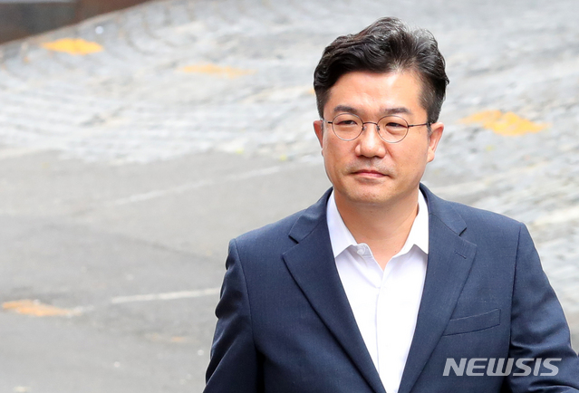 【서울=뉴시스】배훈식 기자 = 김경수 경남지사에게 드루킹을 소개한 것으로 알려진 송인배 청와대 정무비서관이 12일 오전 서울 서초구 허익범 특별검사 사무실에 참고인 신분으로 출석하고 있다. 2018.08.12.&nbsp; dahora83@newsis.com