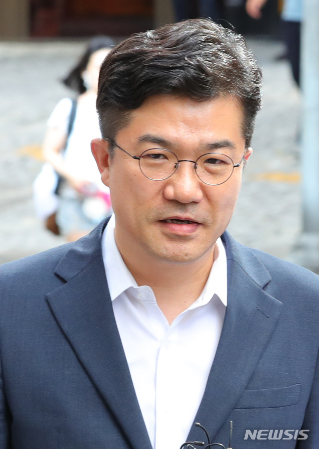 【서울=뉴시스】배훈식 기자 = 김경수 경남지사에게 드루킹을 소개한 것으로 알려진 송인배 청와대 정무비서관이 12일 오전 서울 서초구 허익범 특별검사 사무실에 참고인 신분으로 출석하며 취재진의 질문에 답하고 있다. 2018.08.12.&nbsp; dahora83@newsis.com