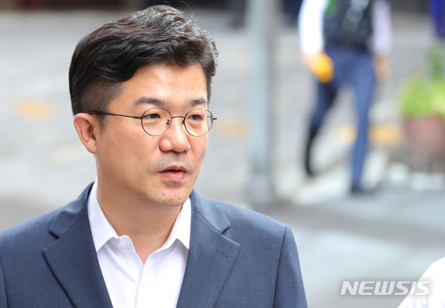 【서울=뉴시스】배훈식 기자 = 김경수 경남지사에게 드루킹을 소개한 것으로 알려진 송인배 청와대 정무비서관이 12일 오전 서울 서초구 허익범 특별검사 사무실에 참고인 신분으로 출석하며 취재진의 질문에 답하고 있다. 2018.08.12.&nbsp; dahora83@newsis.com