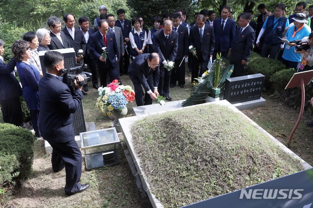 【남양주=뉴시스】김선웅 기자 = 남북노동자통일축구대회 참석차 방남한 북한 노동단체 조선직업총동맹(직총) 주영길 위원장을 비롯한 북한 대표단이 12일 오전 경기 남양주 마석 모란공원을 찾아 故 문익환 목사 묘소를 참배하고 있다. 2018.08.12. mangusta@newsis.com